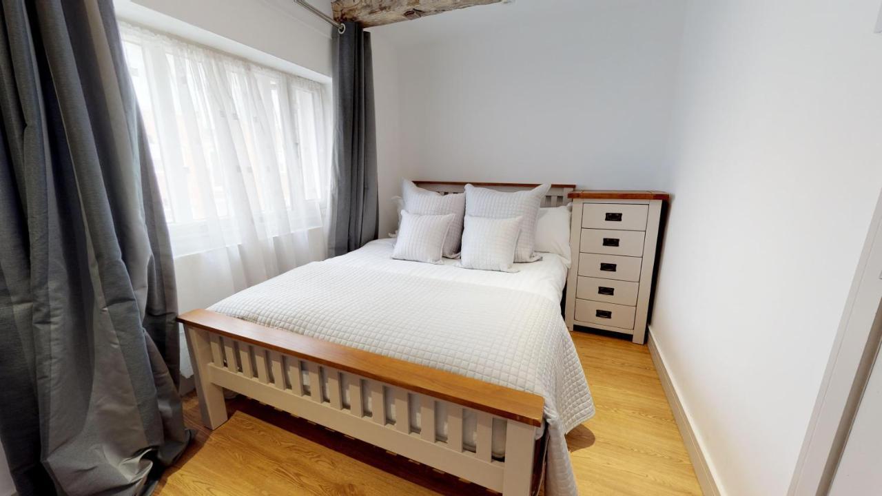 Custom House 2 Bed Apartments, The Barbican, Apartment